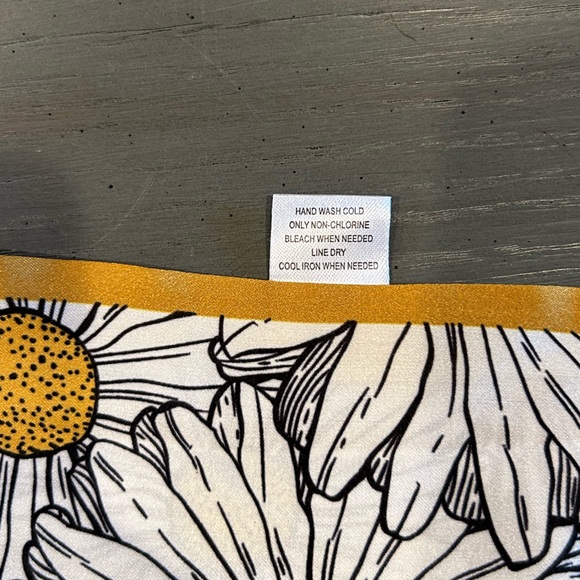 Daisy Floral Scarf Scrunchie - Picture 7 of 7